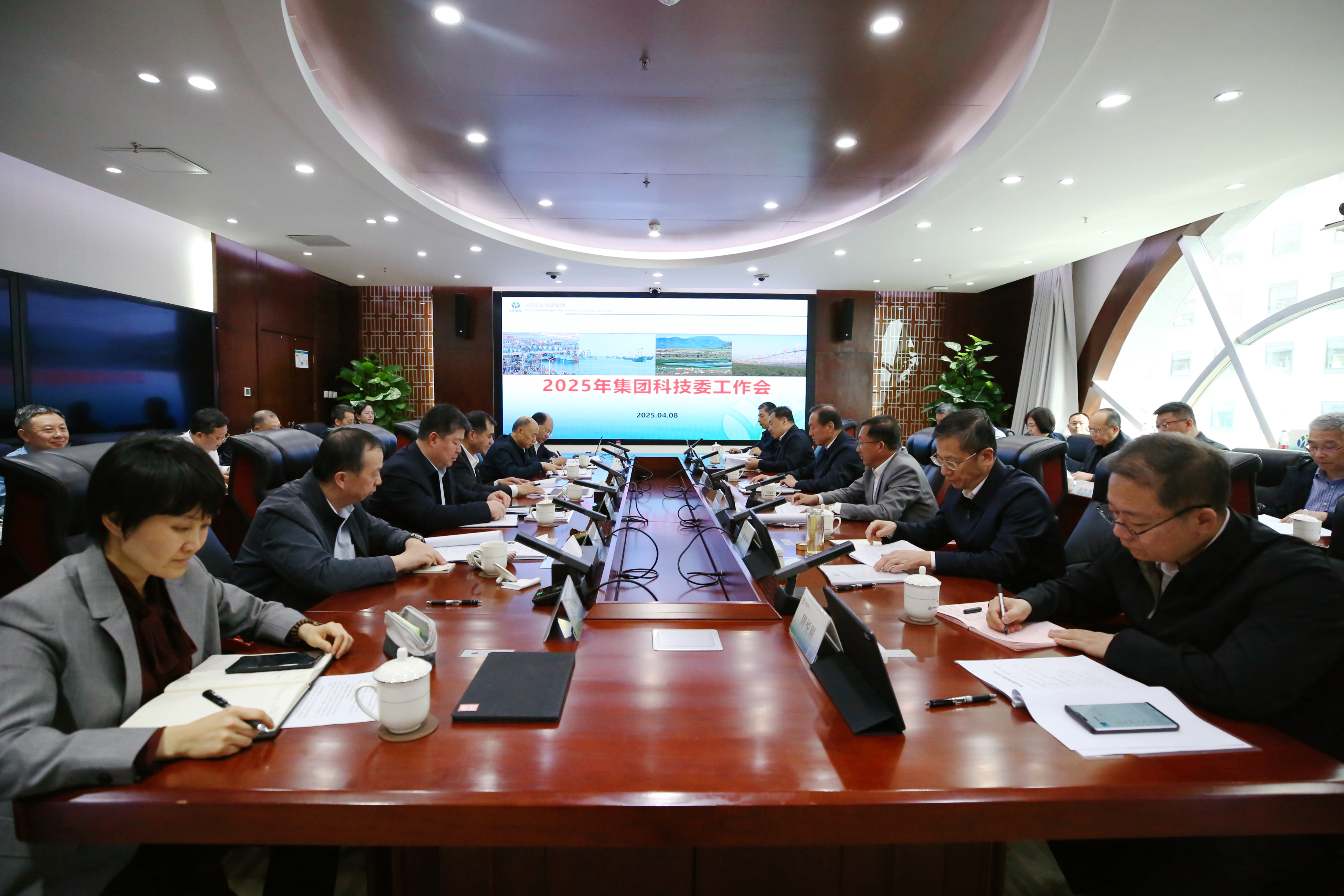 聚会全景.jpg